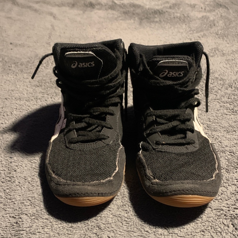 Asics Youth 4.5 Wrestling Shoes Black and White Gently Used.